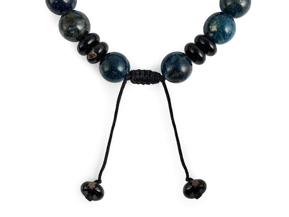Pulsera Caballero de Ágata Negra con Apatito Azul - detalle de textura y color