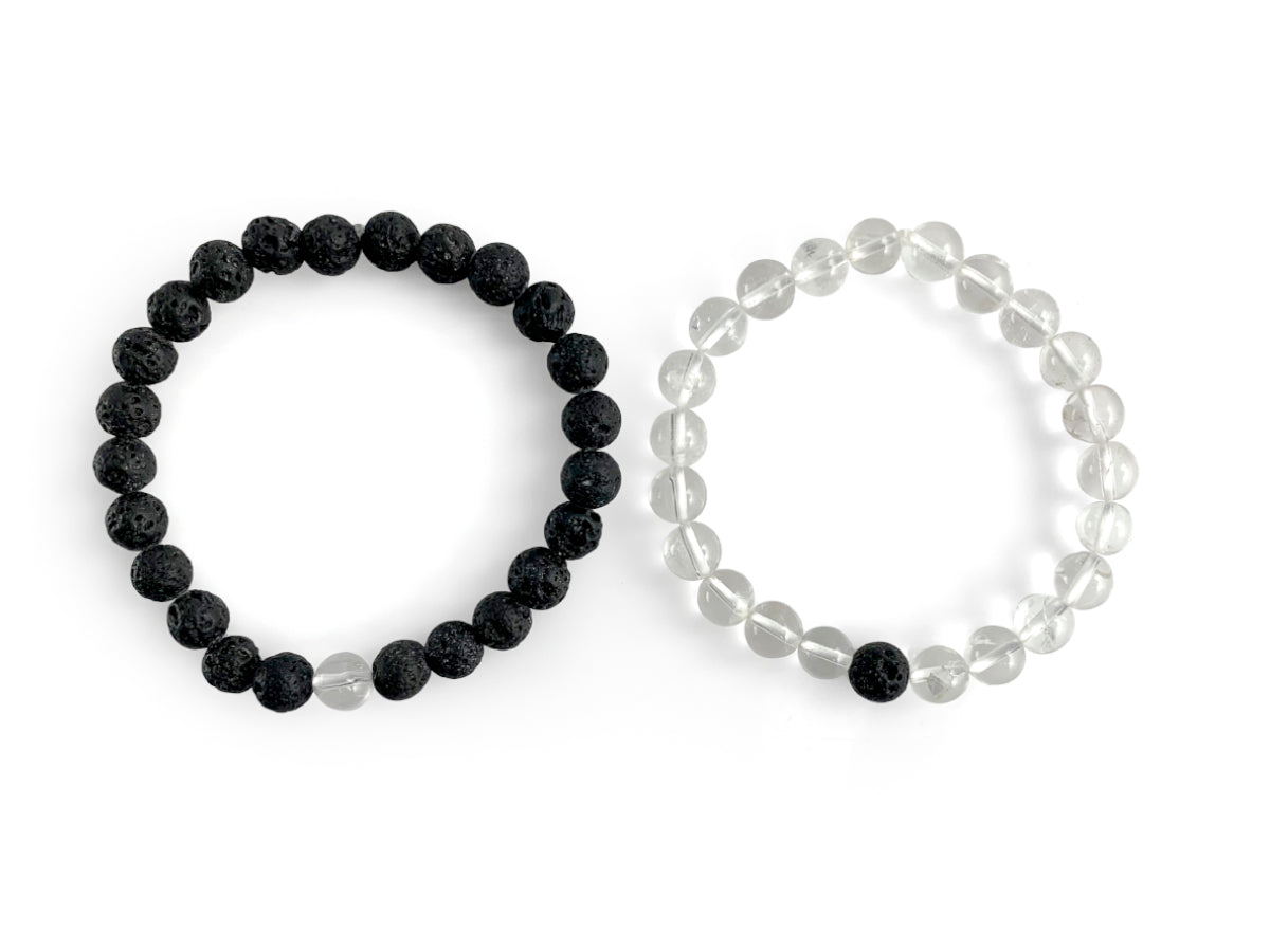 Set de Pulseras Tú y Yo de Cuarzo Blanco con Piedra Volcánica - detalle de textura y color