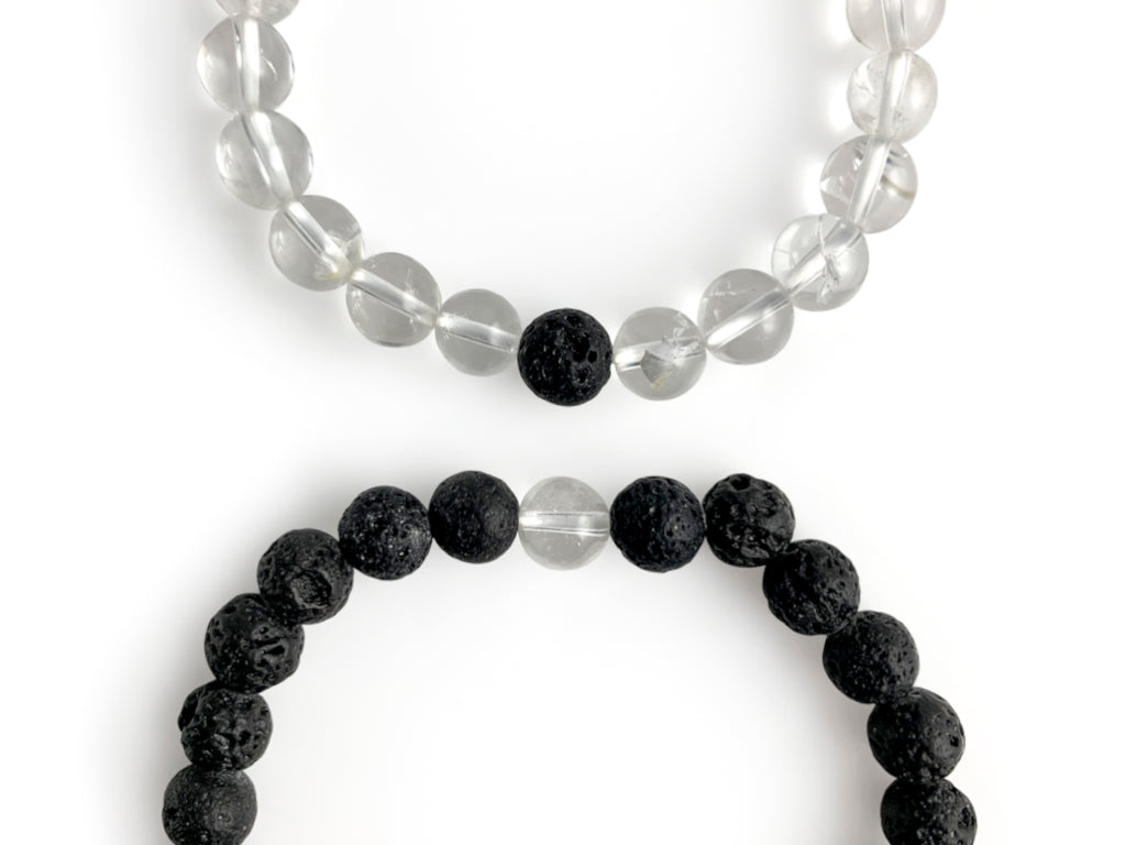 Set de Pulseras Tú y Yo de Cuarzo Blanco con Piedra Volcánica - vista lateral