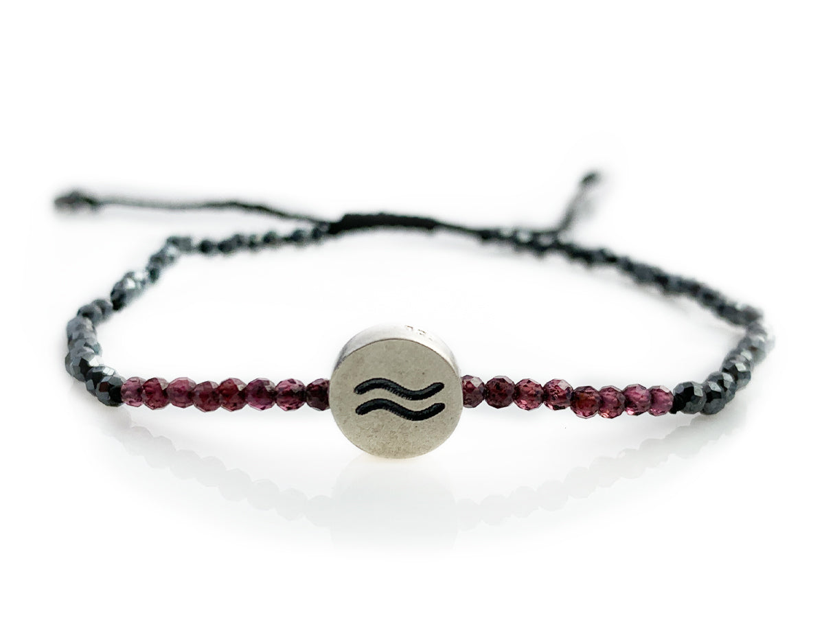 Pulsera del Zodiaco Acuario con Acerina y Granate - vista lateral