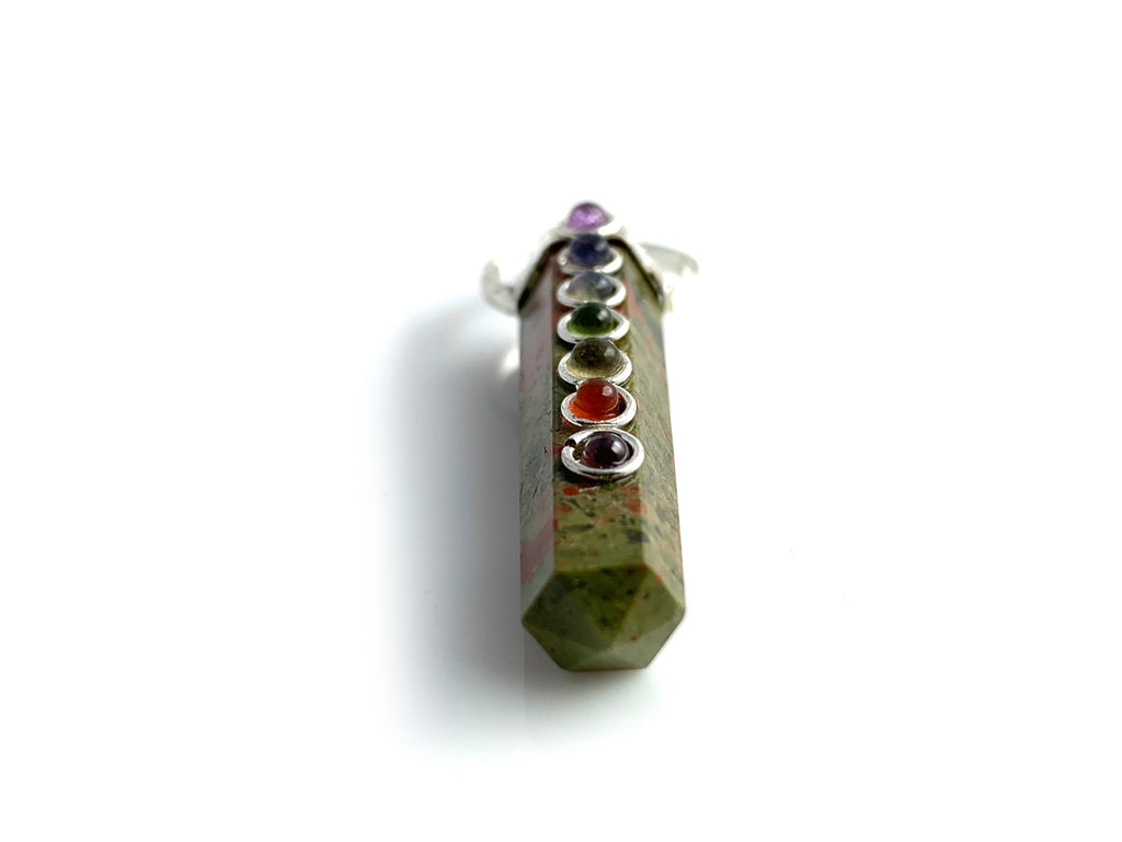 Dije Doble Punta de Unakita con Piedras Chakras Lineal - vista en escala