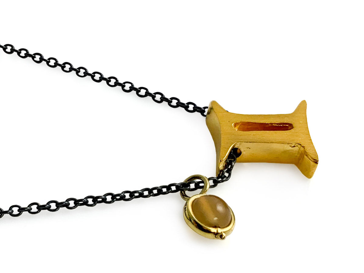 Collar del Zodiaco "géminis" Pavonado con Mineral - detalle de textura y color