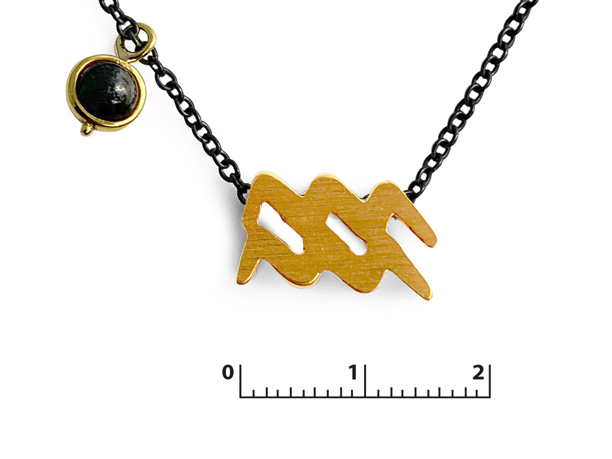 Collar del Zodiaco Acuario con Mineral Hematita - vista posterior