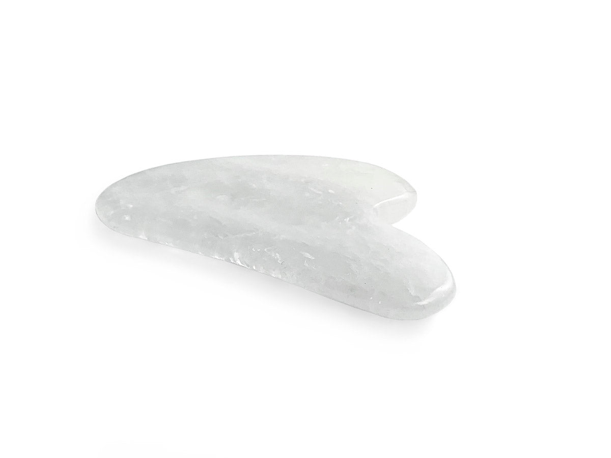 Gua Sha de Cuarzo Blanco - detalle de textura y color