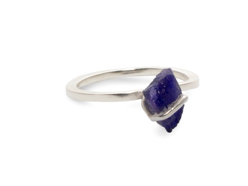 Anillo de Plata .925 con Tanzanita Rústico - detalle de textura y color
