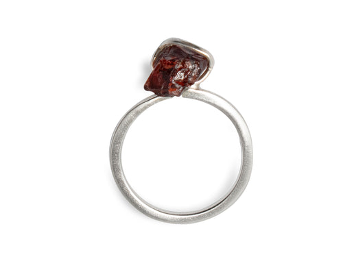 Anillo de Plata .925 con Granate Rústico - vista lateral