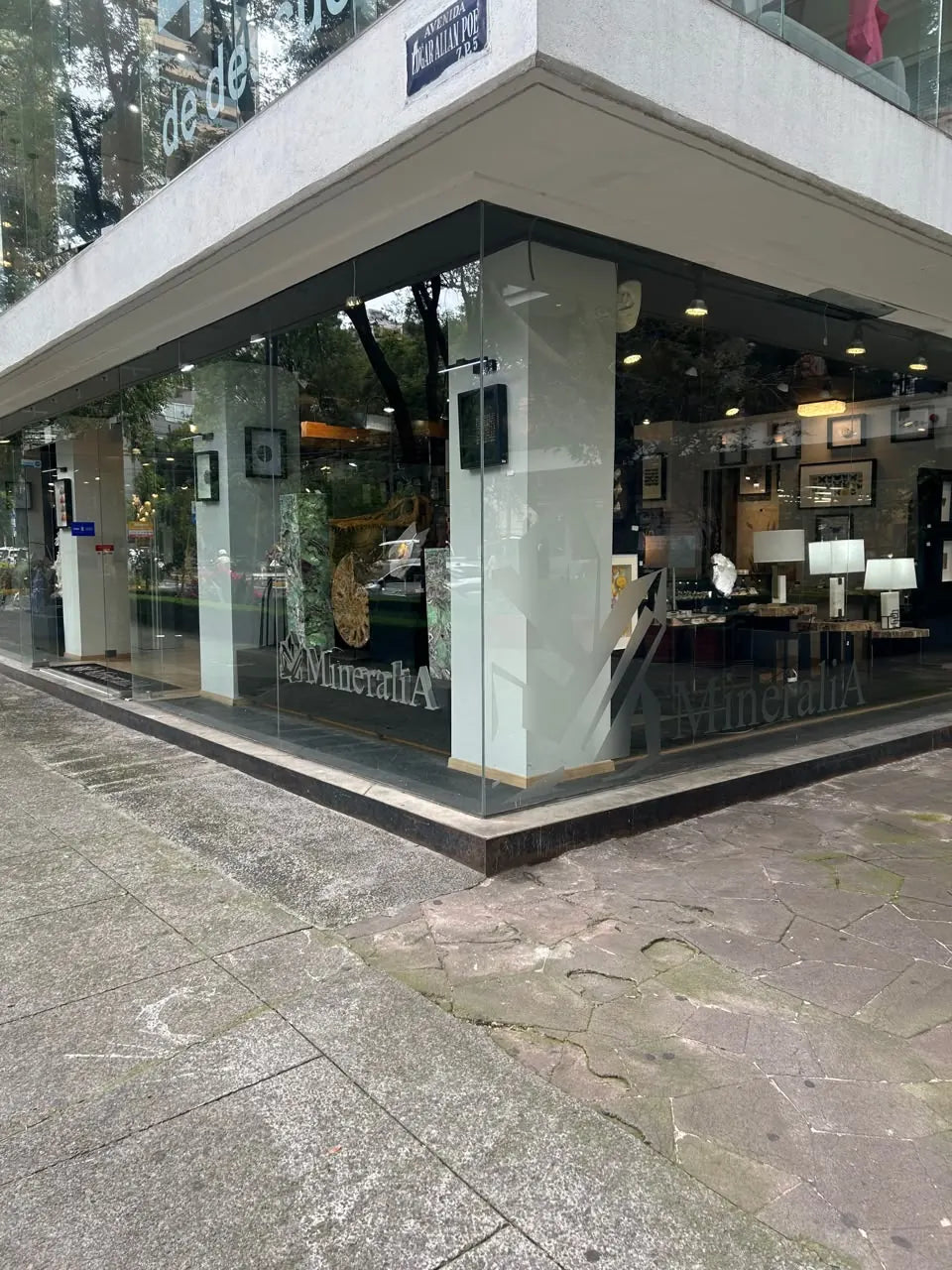 Tienda MineraliA en esquina, con aparadores de vidrio