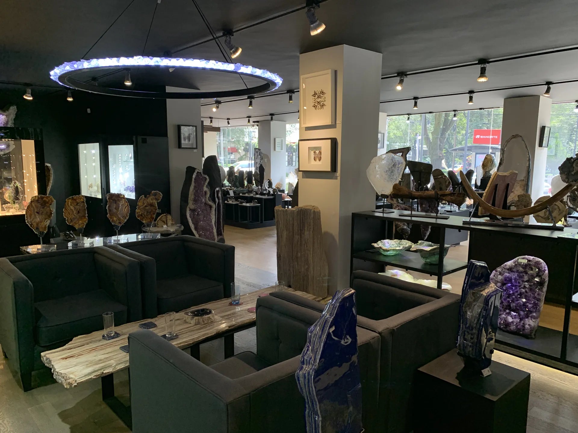 Sala de una tienda MineraliA con sillones, geodas y vitrinas