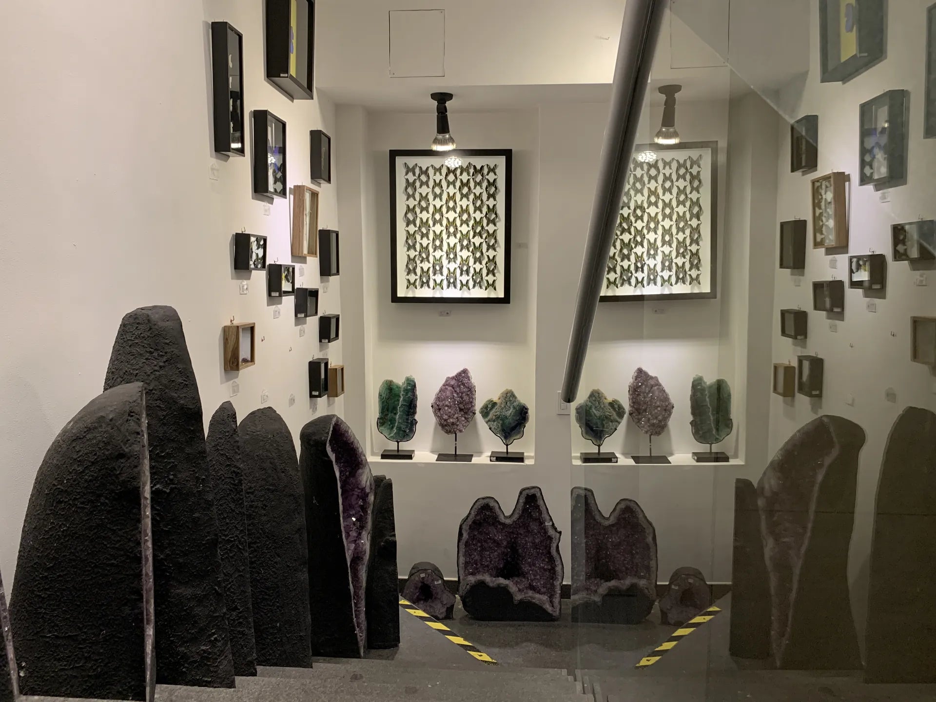 Geodas de amatista de gran tamaño en una tienda MineraliA